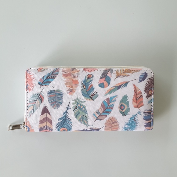 Handbags - LAST 1! 🎉HP Feather full size zip wallet